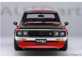 NISSAN SKYLINE 2000 GT-R (KPGC110) TUNED VERSION „CARBON BLACK BONNET“ rot AUTOart 1:18 Composite